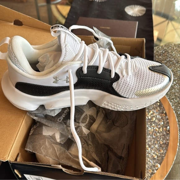 Under Armour UA FLOW FUTR X 3 WHT/ BLANC M8.5/W10 NWT + Box
$85 $145
Size: 10 - Picture 1 of 7